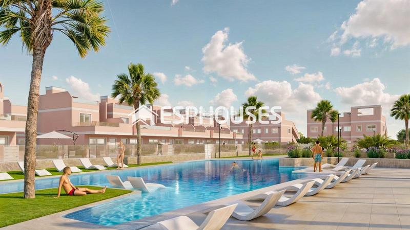 Foto a0517eb5-b4e9-4a5b-8b3a-871a9a7987d5. Semi detached house with parking pool in Pueblo Latino Pilar de la Horadada