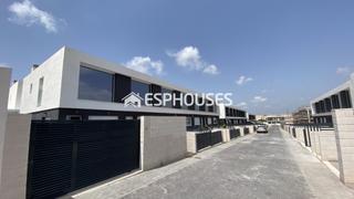 Semi detached house in Monte y Mar. Adosado tipo dúplex en esquina con sótano y piscina comunitaria