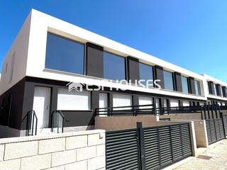 Semi detached house in Monte y Mar. Adosado tipo dúplex con sótano y piscina comunitaria en gran ala