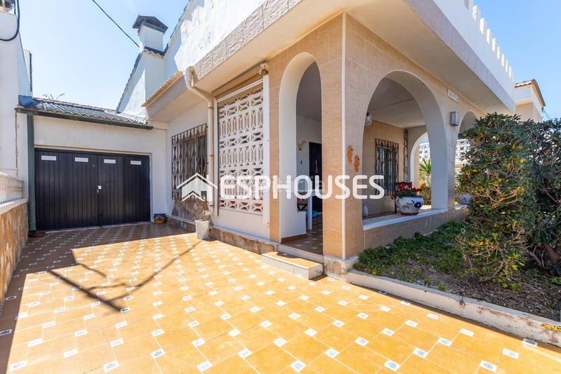 Foto 545b9b55-9391-4a80-b4f9-3e8cdd36bedc. Maison avec parking dans Los Europeos Torrevieja