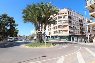 Apartament a Guardamar Playa. Amplio piso de 3 dormitorios con ascensor, piscina y garaje a po