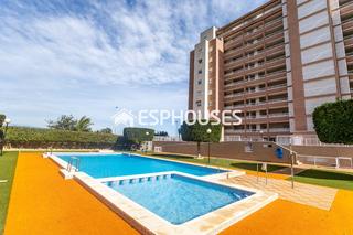 Apartament a Puerto Deportivo. Piso con amplia terraza, ascensor, parking y piscina en la zona