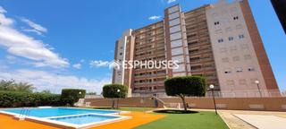 Appartement à Puerto Deportivo. Piso con amplia terraza, ascensor, parking y piscina en la zona