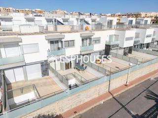 Casa a Guardamar Playa. Espacioso tríplex moderno con vistas al mar en guardamar del seg
