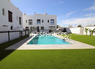Maison jumelée à Pilar de la Horadada Ciudad. Villa pareada de obra nueva con solárium, cocina de verano y zon