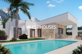 Casa a Polop. Villa independiente en una sola planta con piscina privada en po
