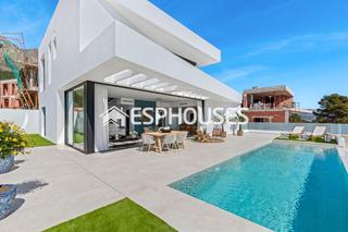 Casa a Polop. Villa independiente de obra nueva con piscina privada, sótano y