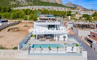 Casa a Polop. Villa independiente de obra nueva con piscina privada y sótano e