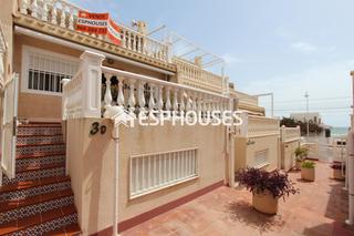 Casa a Guardamar Playa. Este soleado bungalow se encuentra a escasos pasos de la especta