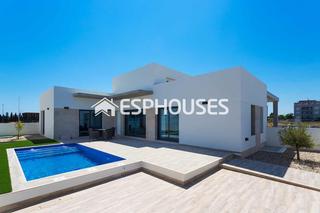 Maison jumelée à Daya Nueva. Villa adosada tipo quad de obra nueva con piscina privada en day