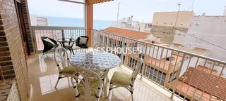 Pis a Guardamar Playa. Piso de 3 dormitorios con amplia terraza, parking y a escasos me