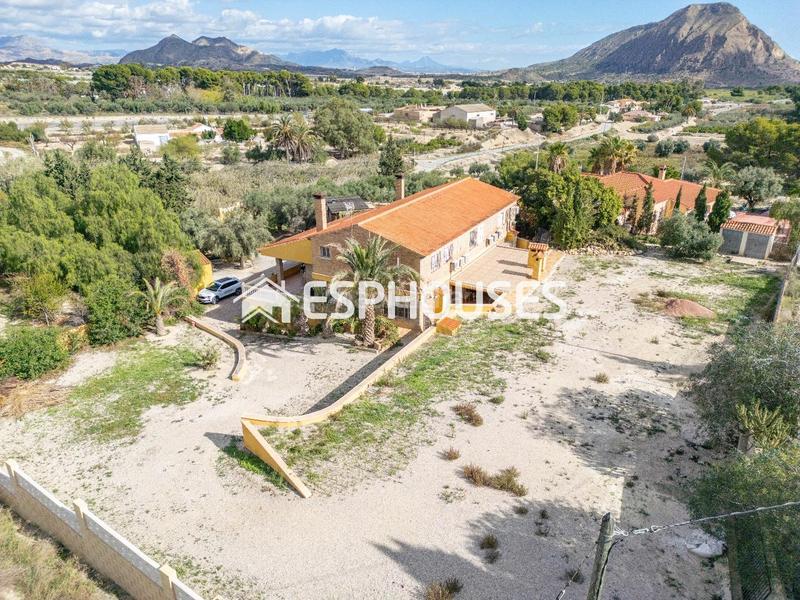 Foto f3a8d83c-b40e-4a23-b3e7-9204554bde2e. Casa amb aparcament piscina a Rebolledo Alicante