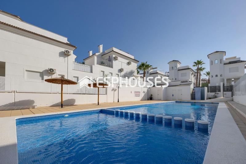 Foto 08f8b727-92b5-476f-82a8-89c589992f34. Towny house with parking pool in San Fulgencio