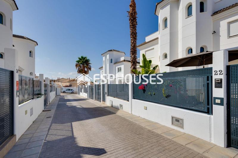 Foto 0ba27ab3-1bef-410a-a0d2-67ed36ba8b8d. Towny house with parking pool in San Fulgencio