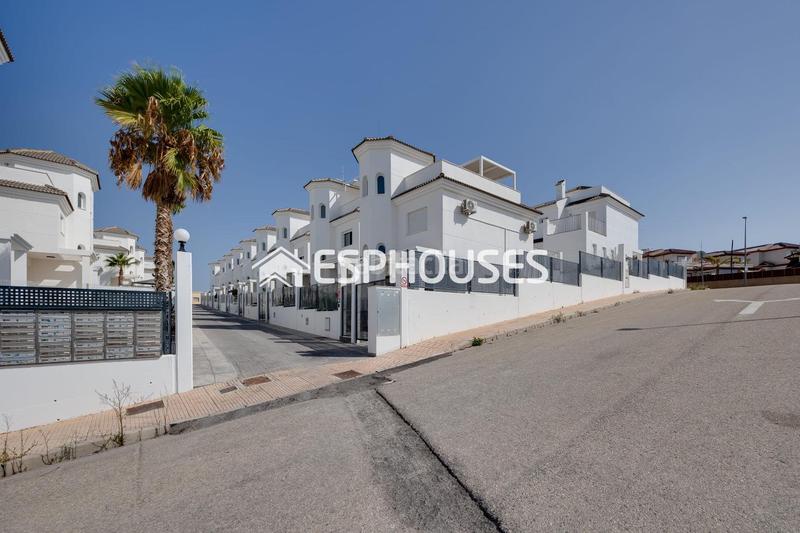 Foto 516ed398-3df5-49af-9109-acb20535c16a. Towny house with parking pool in San Fulgencio