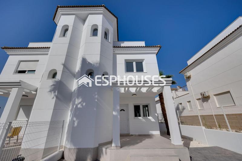 Foto 75c10b5f-0b01-4efc-bdd6-cafd4309f8c8. Towny house with parking pool in San Fulgencio