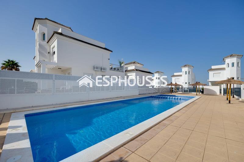 Foto dc7b93d0-28e1-4da4-8d4d-14e7f37509ff. Towny house with parking pool in San Fulgencio
