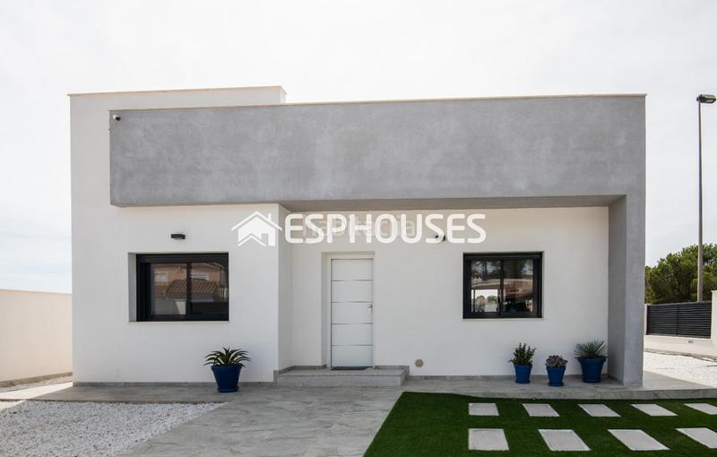 Foto 353c0597-7cd1-401c-9efe-50b2604cbb83. Maison avec parking piscine dans El Pinar de Campoverde Pilar de la Horadada