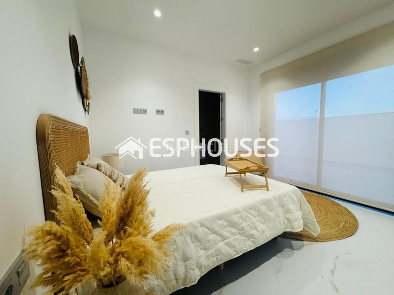 Foto 78b10af3-9a58-465f-b635-819251717c80. Maison avec parking piscine dans El Pinar de Campoverde Pilar de la Horadada