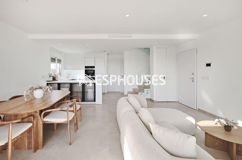 Foto 0b0381e4-4055-44d7-a01b-1684495a6d5e. Casa amb aparcament piscina a Lomas de Cabo Roig - Los Dolses Orihuela