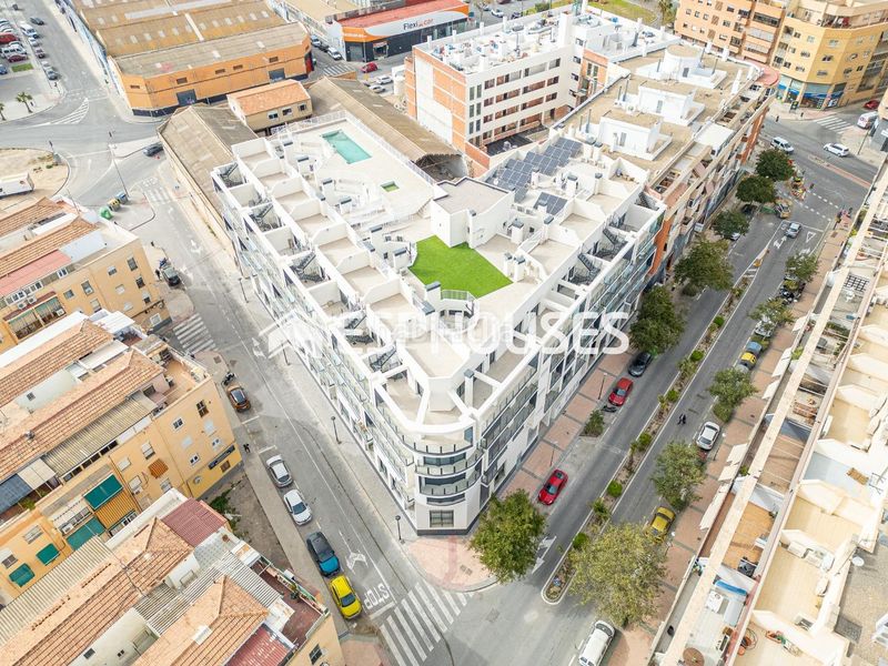 Foto 5166d939-0e2e-41e3-b455-0403c8d66d6d. Àtic amb aparcament piscina a Florida Baja Alicante