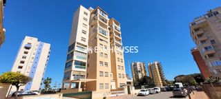 Apartament a Pueblo. Piso con amplia terraza, ascensor, parking y piscina en la zona