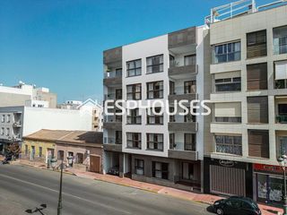 Planta baixa a Pueblo. Apartamento de obra nueva en planta baja con patio y piscina en