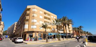 Apartamento en Guardamar Playa. Apartamento reformado con amplia terraza y vistas al mar a pocos
