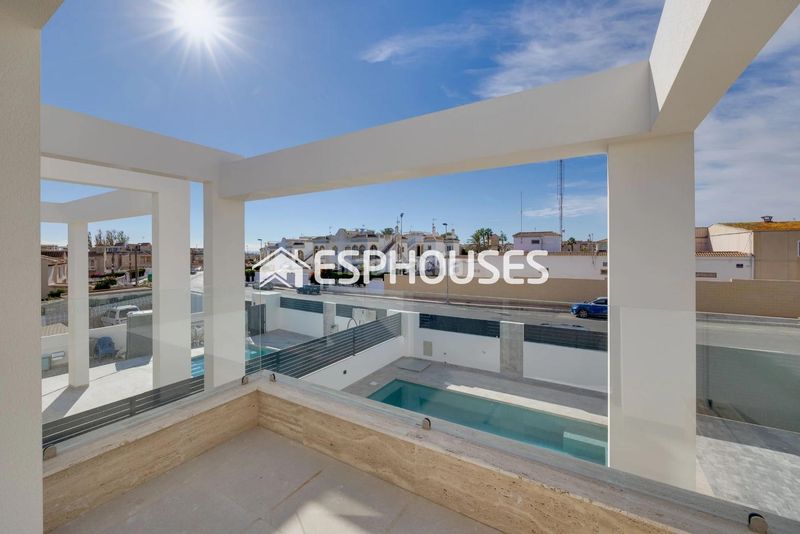 Foto 1d320125-047f-447b-85ce-12a1dfab20a7. Casa amb aparcament piscina a Torreblanca Torrevieja