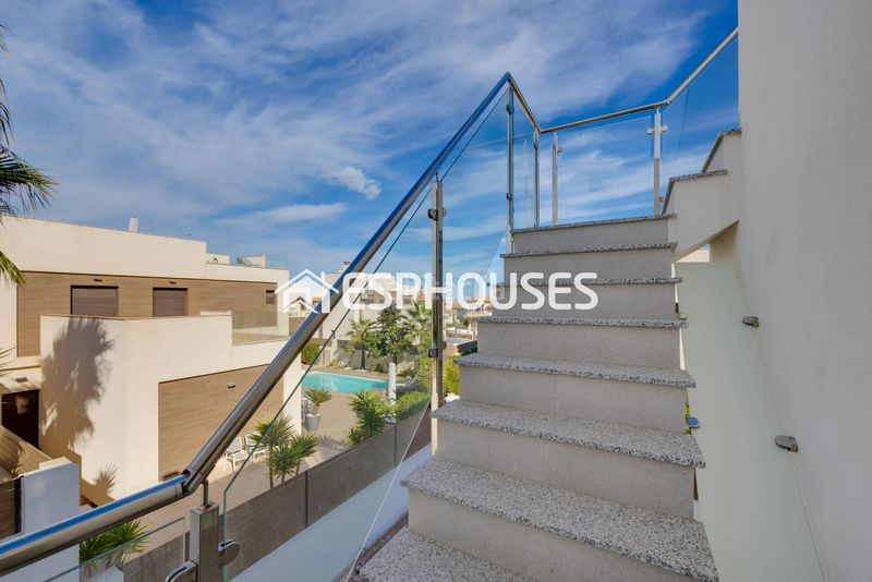 Foto 48b1c146-6321-4872-b863-9797ad83f519. Casa amb aparcament piscina a Torreblanca Torrevieja