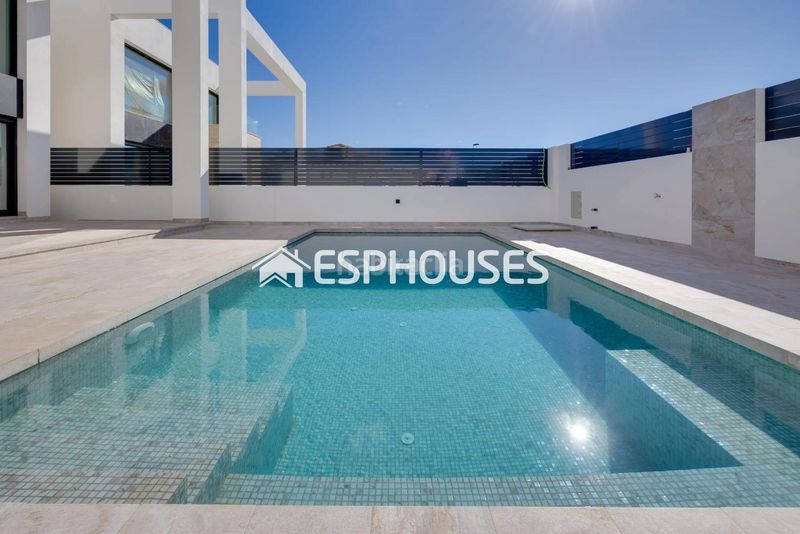 Foto c3985f26-4042-4e8c-ac47-c723993f9404. Casa amb aparcament piscina a Torreblanca Torrevieja