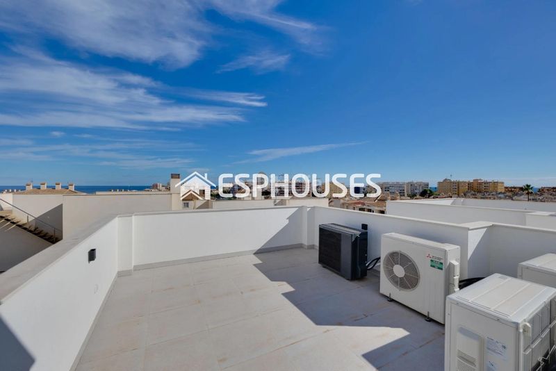 Foto c9a52c64-219d-4b75-8e9e-bdec45de49f9. Casa amb aparcament piscina a Torreblanca Torrevieja