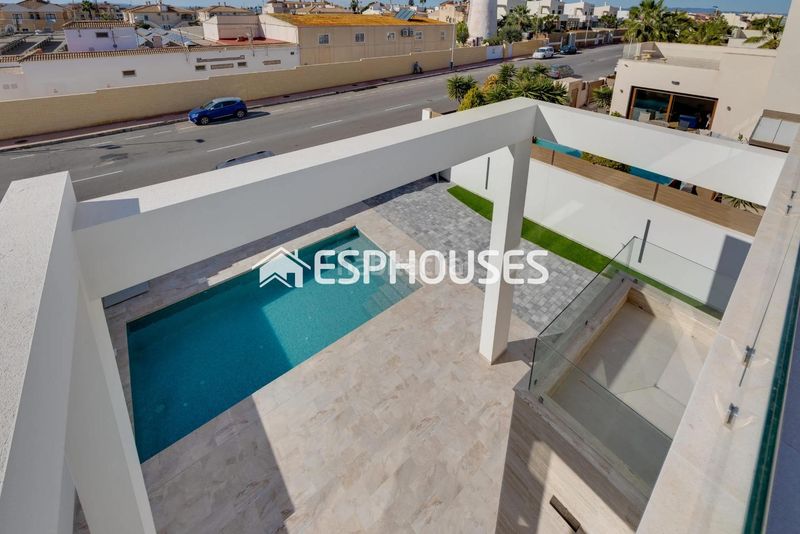 Foto ccfd9aa9-122a-40c0-99aa-48fc3bf18ee4. Casa amb aparcament piscina a Torreblanca Torrevieja