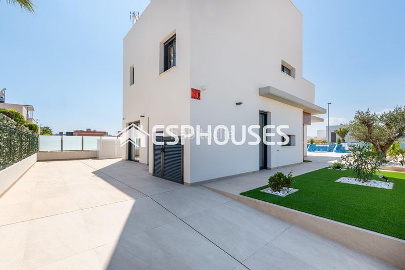 Foto 4df26400-1014-4634-bd57-fbeb3bbcb620. Casa amb aparcament piscina a Campoamor Orihuela