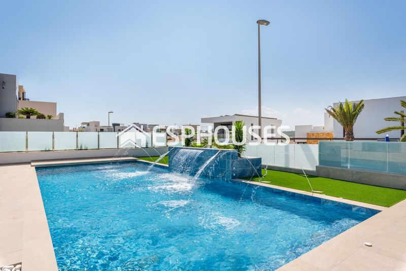 Foto 7340087f-350b-417a-af2e-372a9a57490f. Casa amb aparcament piscina a Campoamor Orihuela