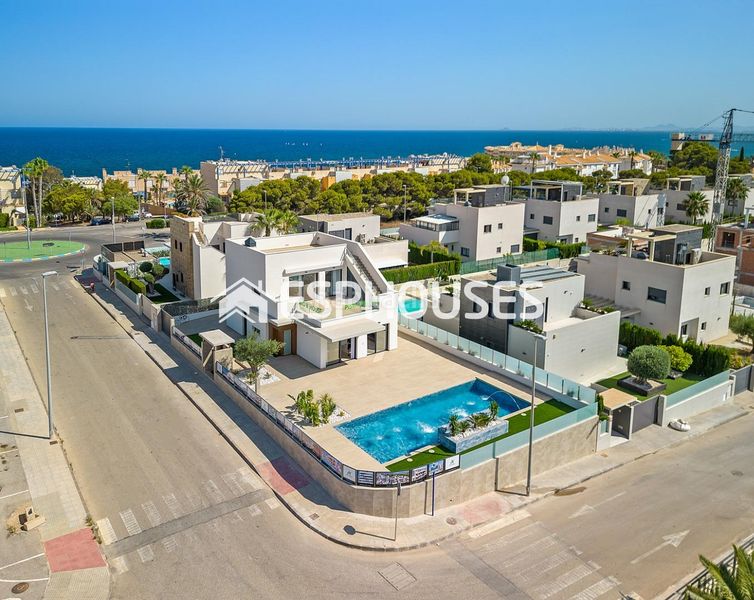 Foto 93cb0f7b-3a10-4d28-a94e-ca2f020e06e2. Casa amb aparcament piscina a Campoamor Orihuela