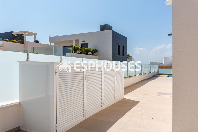 Foto a339fdce-5343-4c3f-934a-690690c8e485. Casa amb aparcament piscina a Campoamor Orihuela