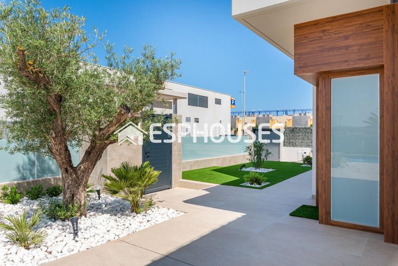 Foto a8e25509-9009-4860-8f8e-96f38cd0f47f. Casa amb aparcament piscina a Campoamor Orihuela