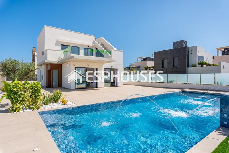 Foto b8d2c751-9e51-4e9e-b555-7fdbfd54503b. Casa amb aparcament piscina a Campoamor Orihuela