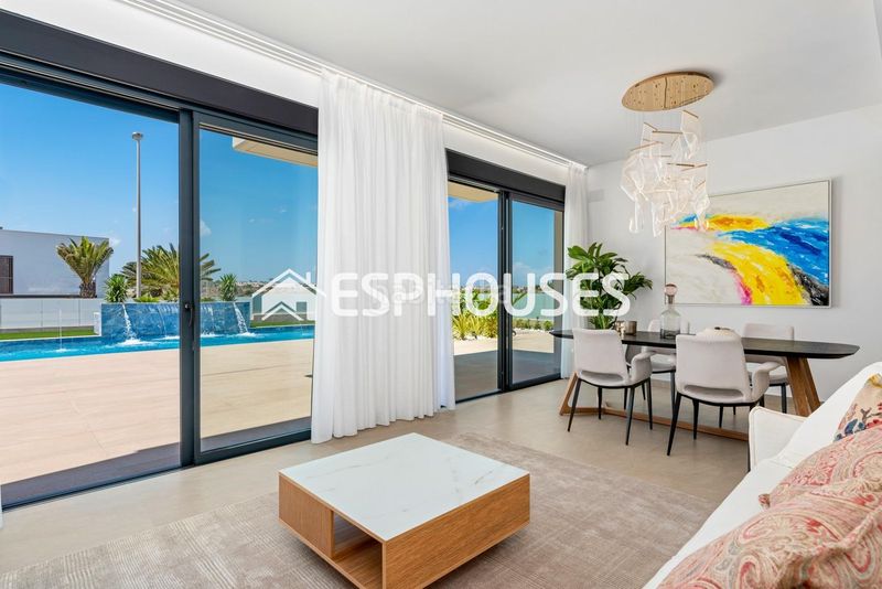 Foto c1523ff3-c61e-4048-8ab7-bd6a4fa6e7e3. Casa amb aparcament piscina a Campoamor Orihuela