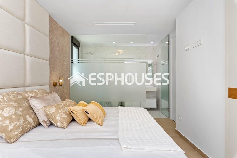 Foto c8baafe8-7924-4243-9c25-a7acd8dd03ac. Casa amb aparcament piscina a Campoamor Orihuela