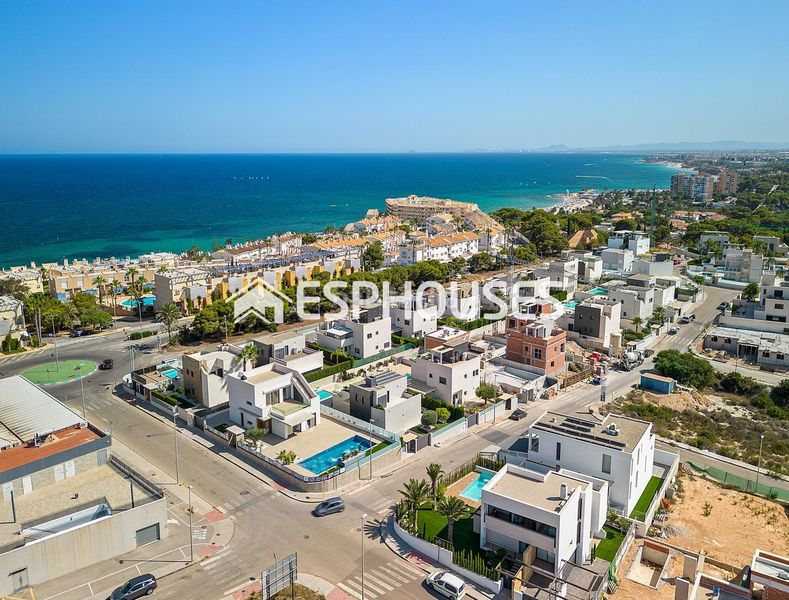 Foto d8a1c3bb-6e5f-4269-b18c-0bdda9aafccd. Casa amb aparcament piscina a Campoamor Orihuela