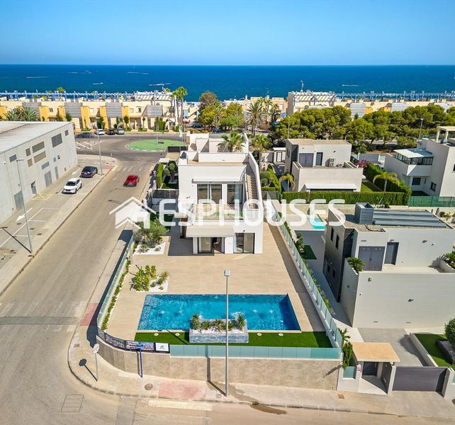 Foto e8bc2fed-24cb-464c-94bf-786015f14d31. Casa amb aparcament piscina a Campoamor Orihuela