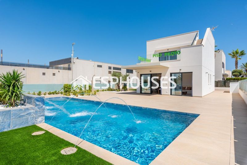 Foto e96ef482-0119-444b-b767-7a06e46ef700. Casa amb aparcament piscina a Campoamor Orihuela
