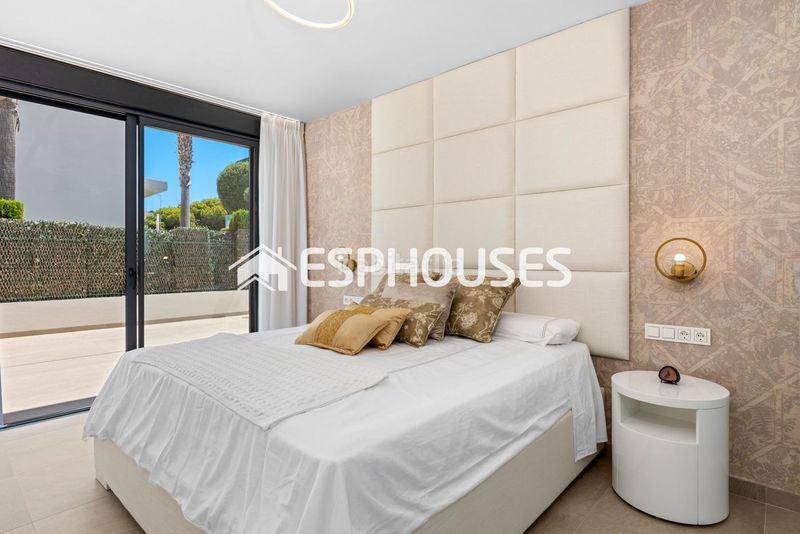 Foto ee5dd4e7-c750-4b3f-80ab-773ad08f0693. Casa amb aparcament piscina a Campoamor Orihuela
