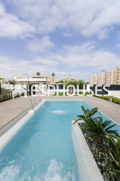 Foto 071377a2-182f-47eb-88a4-b1c321280d5e. Casa amb aparcament piscina a Campoamor Orihuela