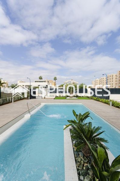 Foto 2c7f9946-2876-4aa3-b339-3f6a6e2aeeea. Casa amb aparcament piscina a Campoamor Orihuela
