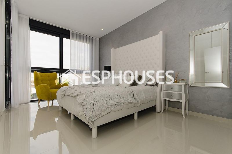 Foto 4c59f536-3c28-4392-83a3-765cb74edf71. Casa amb aparcament piscina a Campoamor Orihuela