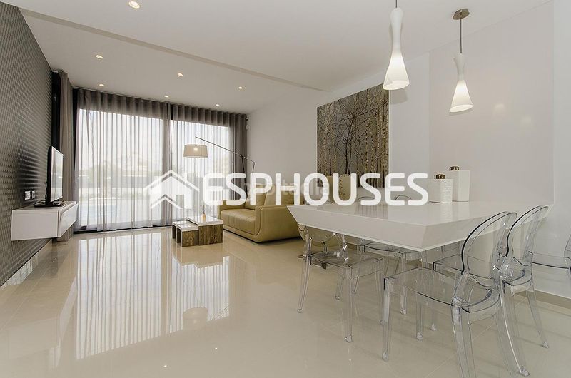 Foto 5018d137-4ac1-4010-a305-dd7928220816. Casa amb aparcament piscina a Campoamor Orihuela