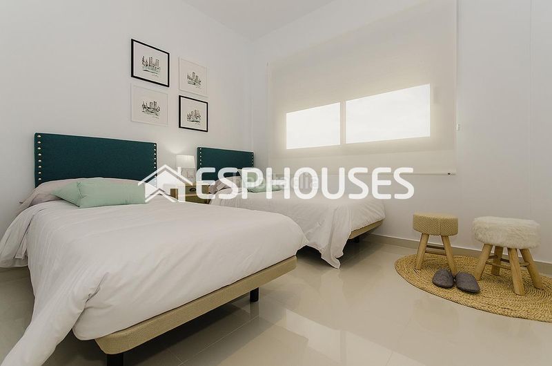 Foto 781cc63d-6768-4291-956e-e09c757236b7. Casa amb aparcament piscina a Campoamor Orihuela